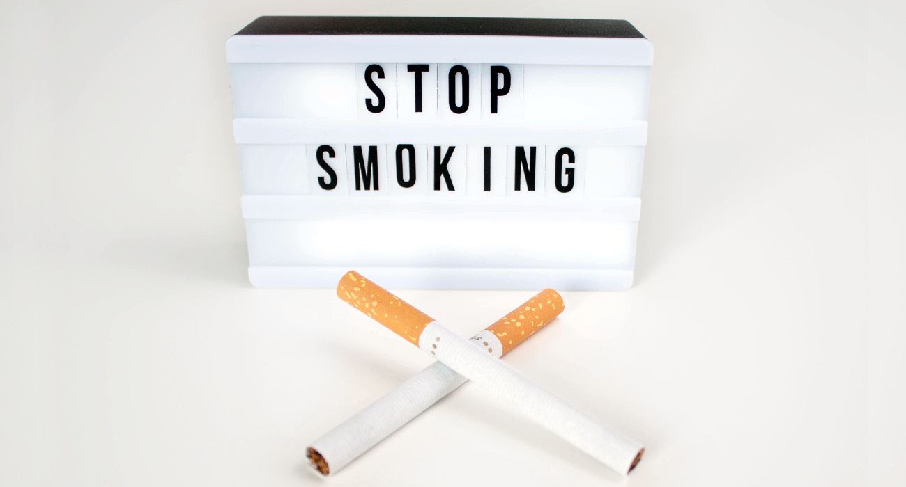 Zigaretten mit Schild Stop smoking